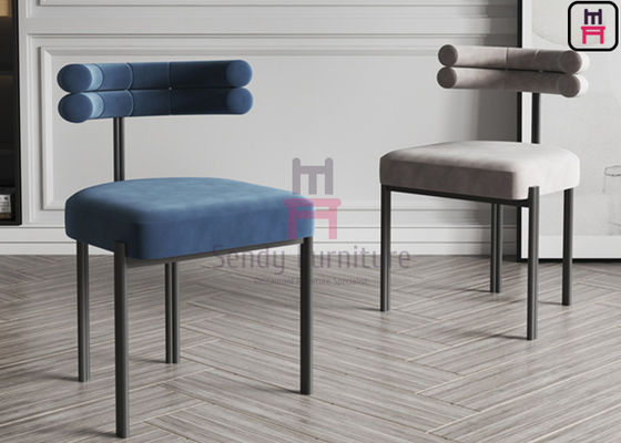 Silla de restaurante de madera con respaldo de listones de madera de nogal y arce y tapicería de cuero para un comedor elegante