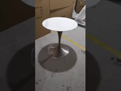 Silla de restaurante de madera tapizada de cuero gris sin reposabrazos